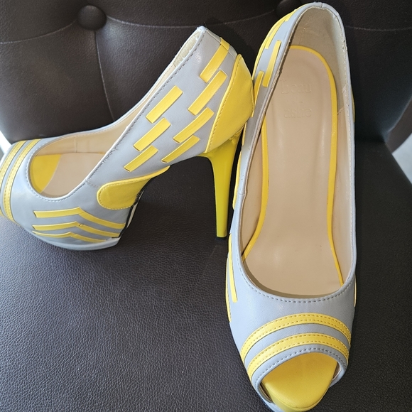 EUC BEAU + ASHE AIYANA, 8.6 US, GREY/YELLOW - Picture 2 of 4